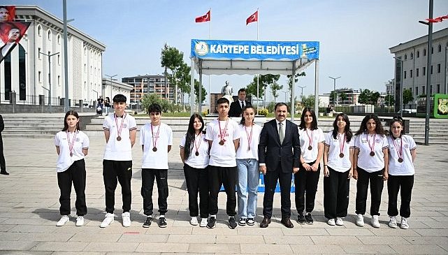 Kartepe’de 19 Mayıs Atatürk’ü Anma Gençlik ve Spor Bayramı’nın 105’inci yılı düzenlenen törenle coşku içerisinde kutlandı