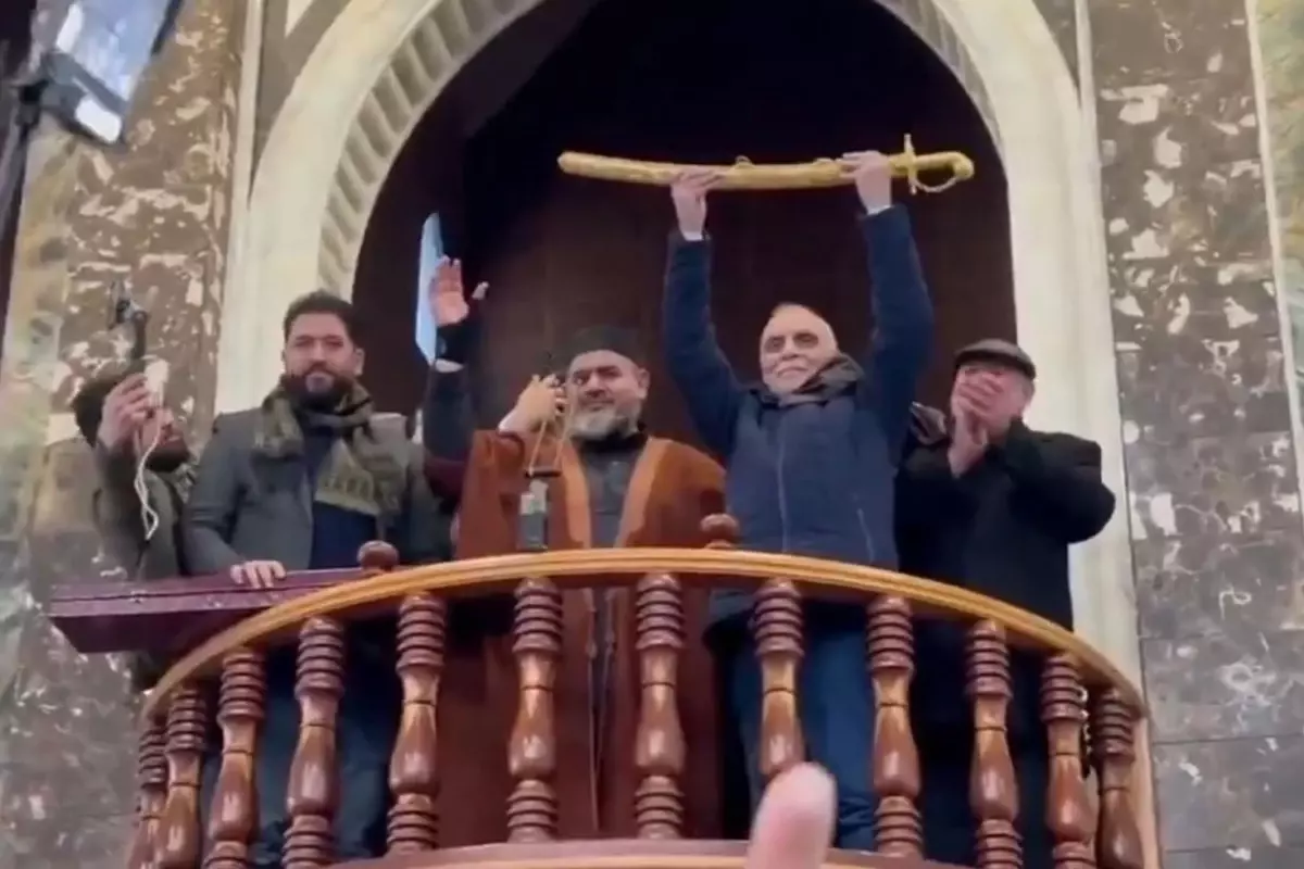 Esad’ın emrine karşı çıktığı için yıllardır esir tutulan savaş pilotuna anlamlı hediye