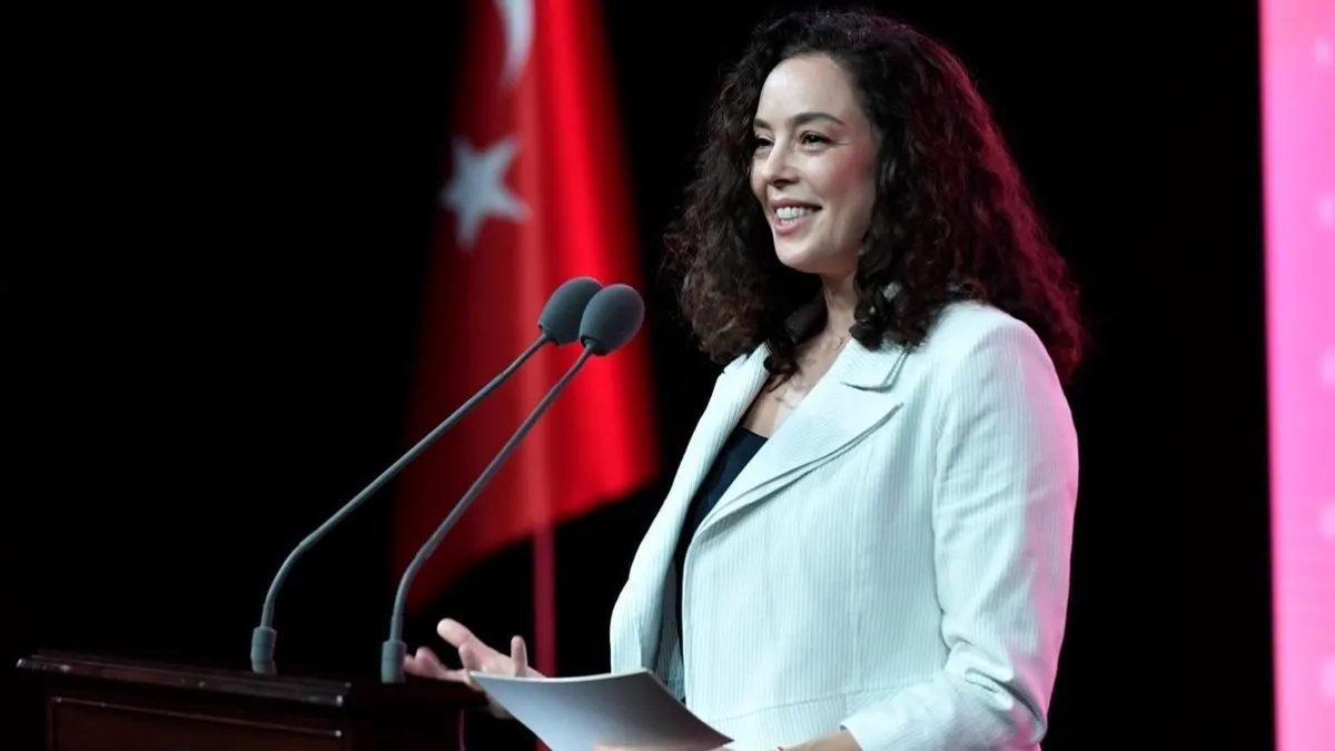 Azra Akın’a nazar değdi!
