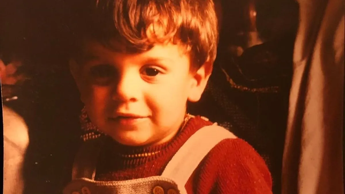 Bu sevimli çocuk şimdi Türkiye’nin en ünlü oyuncularından biri! Kim olduğunu tahmin edebilecek misiniz?