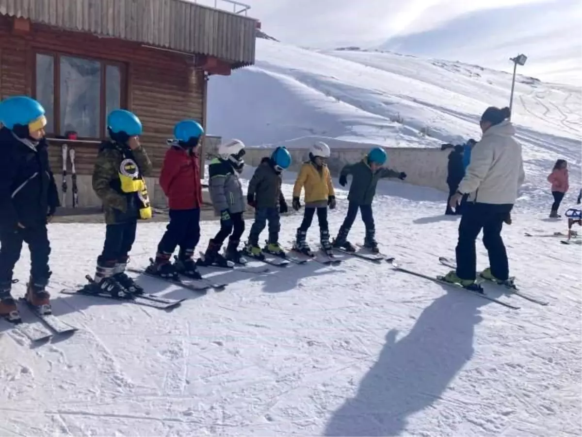 Hakkari’de Kayak Eğitimi Devam Ediyor