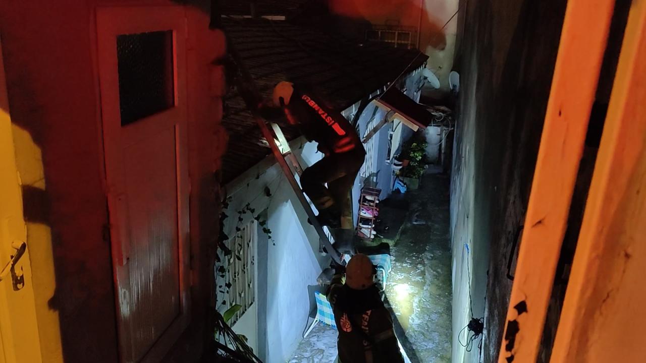 Beyoğlu’nda çıkan yangında bir kişi hafif yaralandı