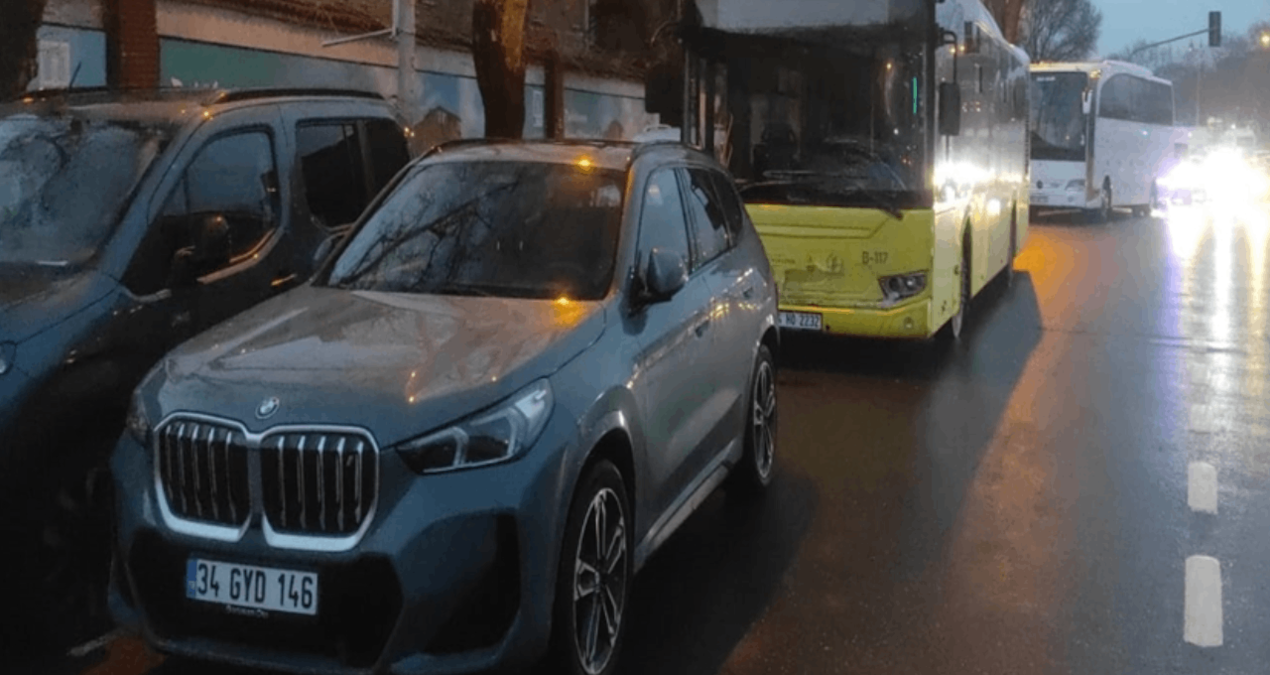 İETT otobüsü otomobile çarptı: 2 kişi yaralandı