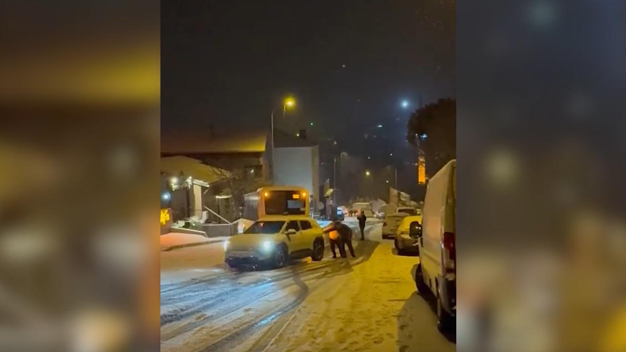 İstanbul’da kar yağışı ulaşımı aksattı