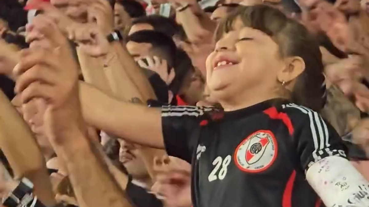 Arjantin’de minik taraftar tribündeki neşeli anlarıyla beğeni topladı