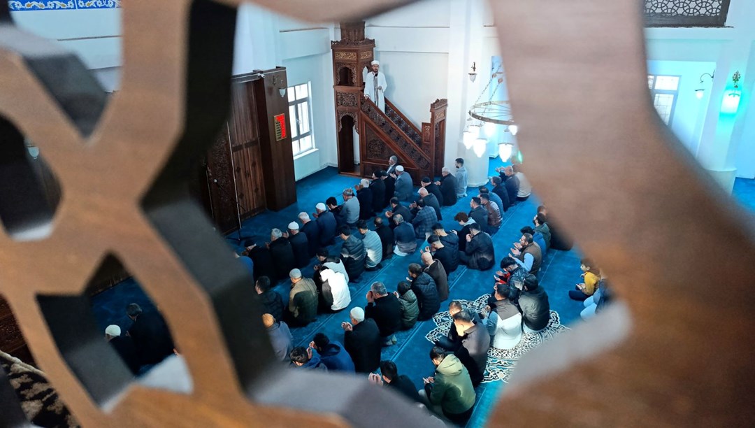 Camilerde bayram namazı coşkusu