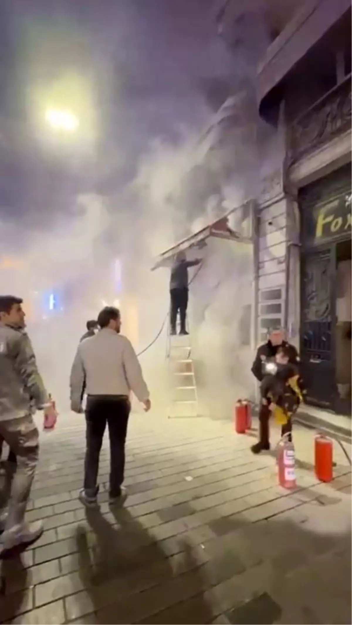 İstiklal Caddesi’nde Büfede Yangın